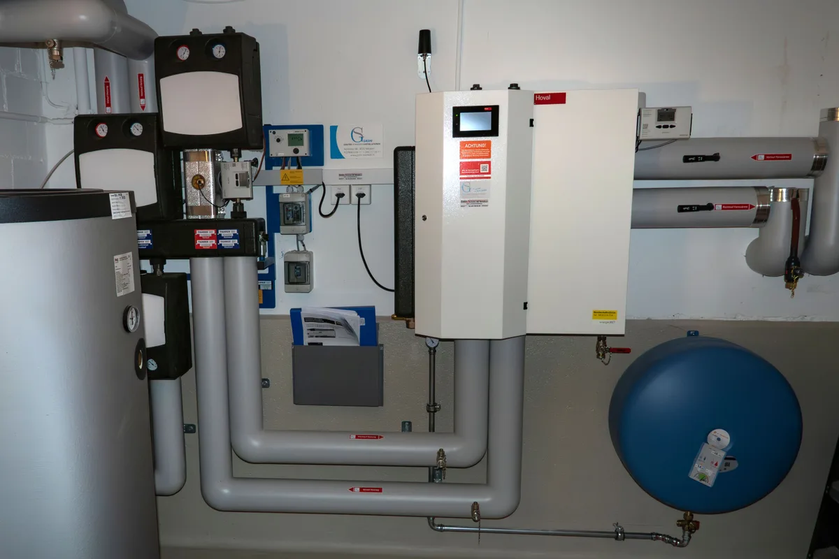 Das Haus verfügt über den dafür notwendigen Wärmeverteiler. Das ist der Wärmeverteiler im Hause Gubelmann an der Kantonsschulsstrasse in Wetzikon.